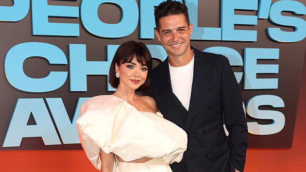2021 e! people's choice awards red carpet