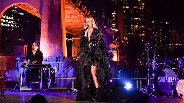 M_CarrieUnderwood-22