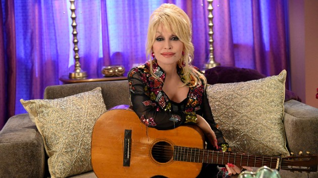M_DollyPartonwithGuitar_013023_0