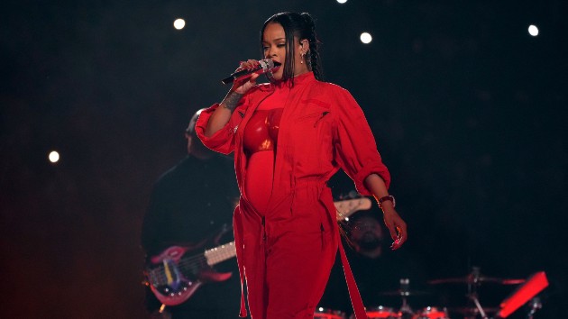 Getty_rihannapregnant_021223