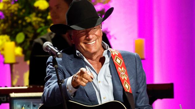 G GeorgeStraitBlueSuitPointing