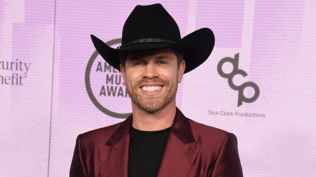 M Dustinlynch2022americanmusicawardsabc