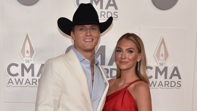 M ParkerMcCollumHallieRayLightCMAAwards2022ABC