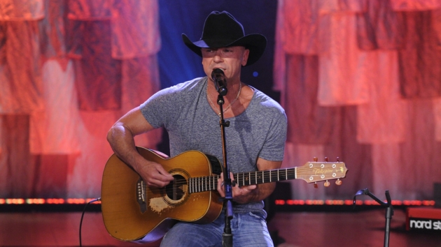Getty_KennyChesneyGreyShirtGuitar