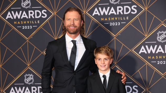 G_DierksBentleyKnox2023NHLAwards