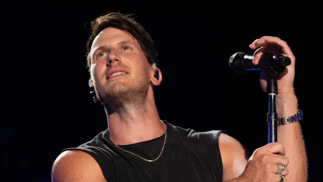 M_RussellDickerson2022CMAFestPerformanceABC
