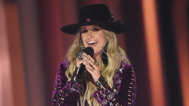 M_LaineyWilsonCMAAwards2022StageABC