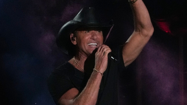 M timmcgraw2023cmafestblacktshirtonstage 0