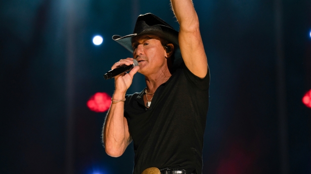 M_TimMcGraw2023CMAFestonstageABC