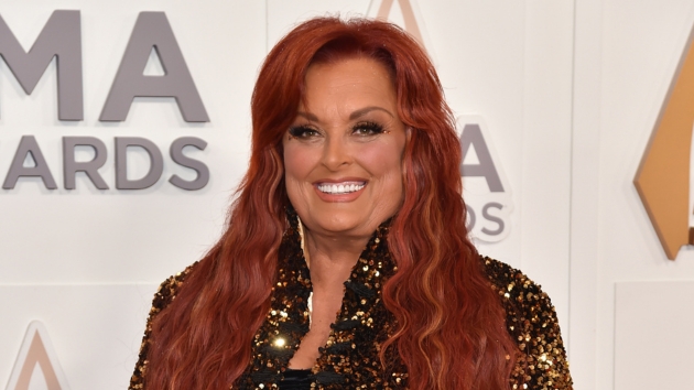 M Wynonnajudd2022cmaawardsredcarpetabc 1