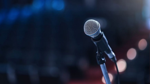 getty_empty_mic_102620235D