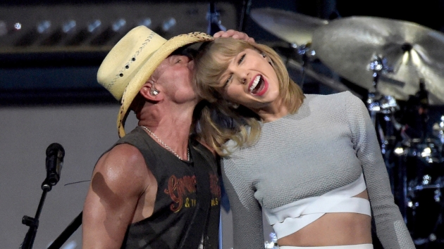 G Kennychesneytaylorswift2015thebigrevivaltour