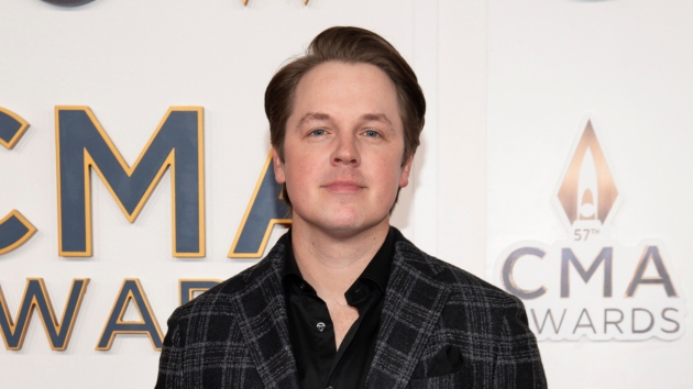 M Travisdenning2023cmaawardsdisney