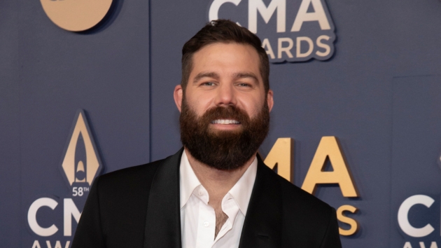 M Jordandavis2024cmaawarsredcarpetdisneyscottkirkland