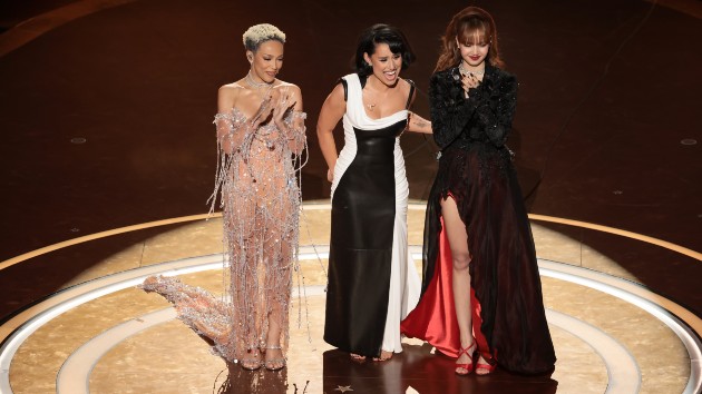 Getty Raye20doja20lisa20oscars20 030225