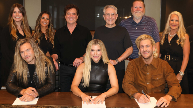 M thebandperrybigmachinesigningphoto