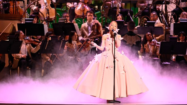 M arianagrandesingswickedspecial 102225