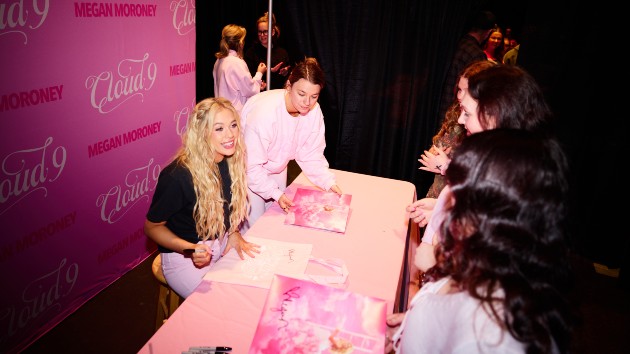 M MeganMoroney9cities9daysautographshot