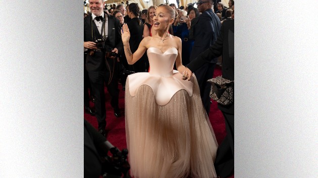 M ArianaGrandeOscarredcarpet EricMcCandless