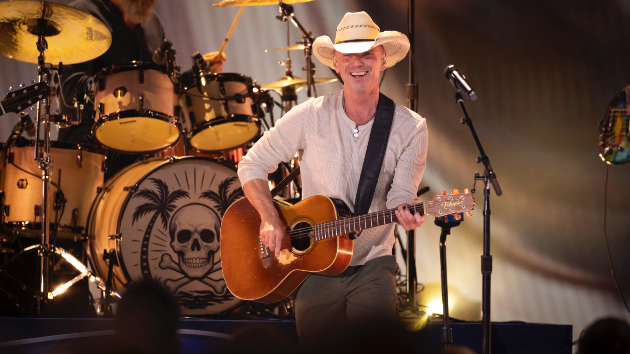 M KennyChesneyCMAPerf2025ABC