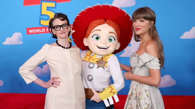 Getty TaylorSwiftandJoanCusackatTS5premiere 061026